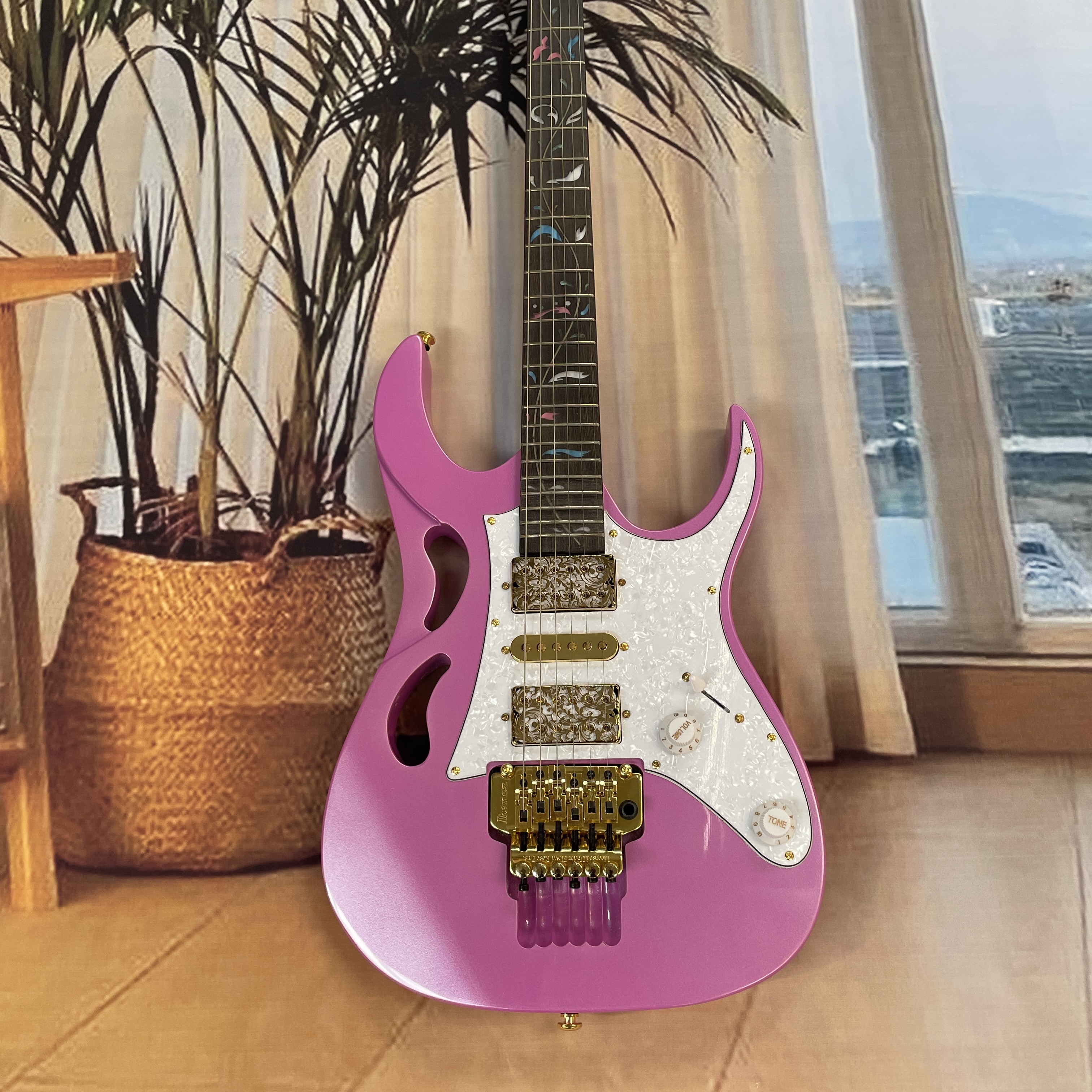 Electric Guitar Beginner - Pink 6-string electric guitar, white pickguard