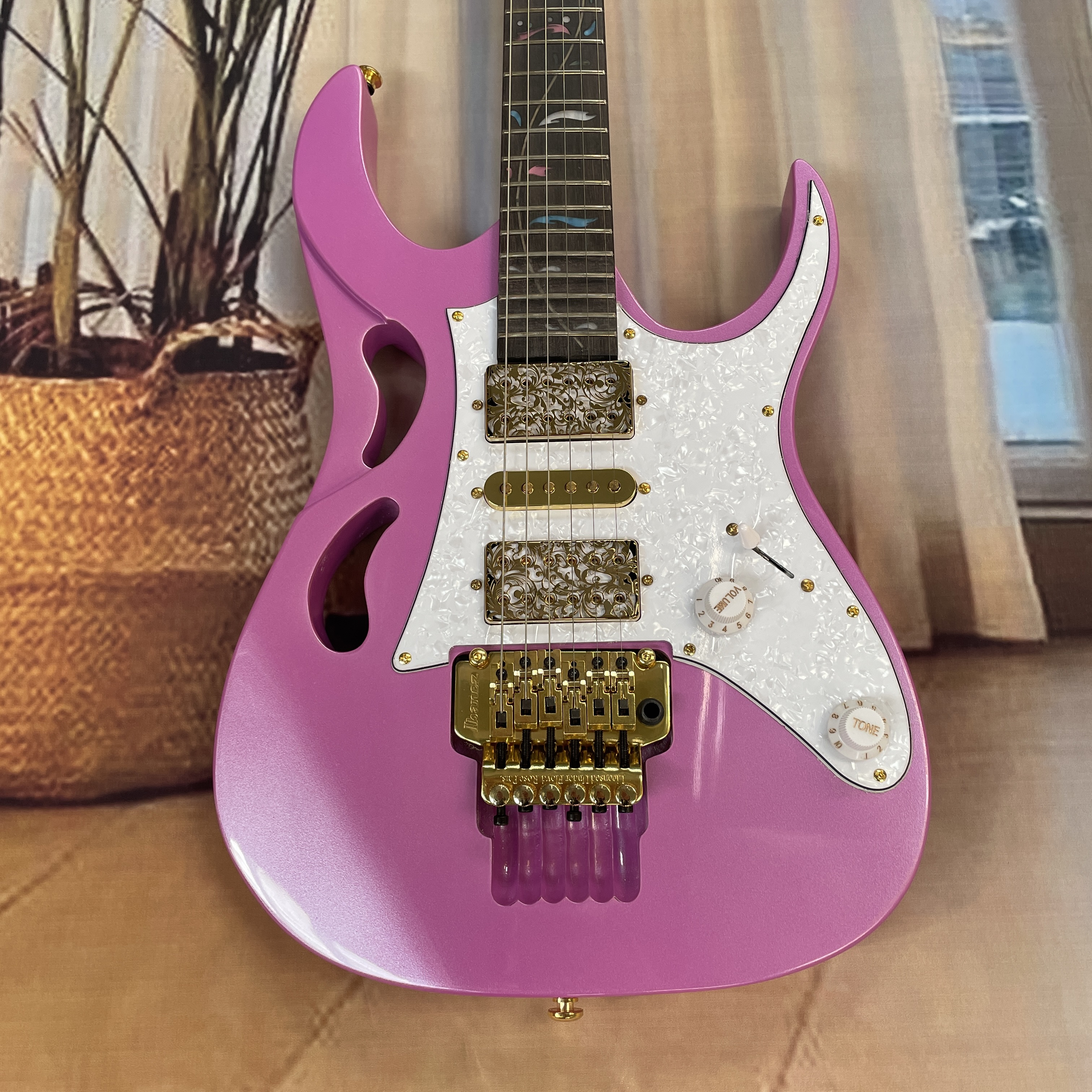 Pink 6-string electric guitar, - Electric Guitar Beginner recensione e prezzo
